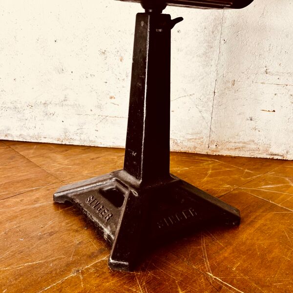 Chaise d'atelier Singer réglable à piètement Eiffel