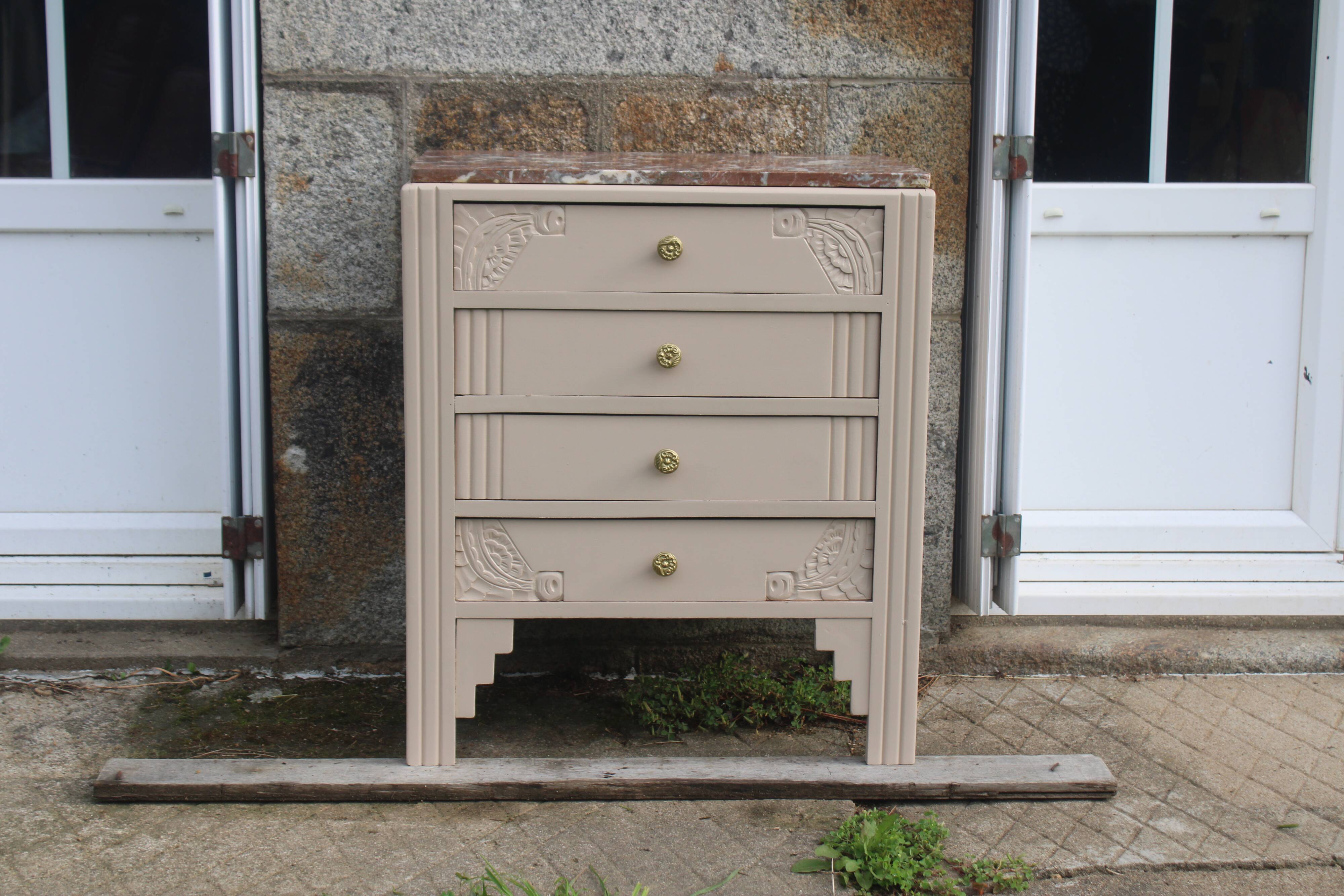 Commode vintage rénovée avec marbre rouge et blanc – 4 tiroirs