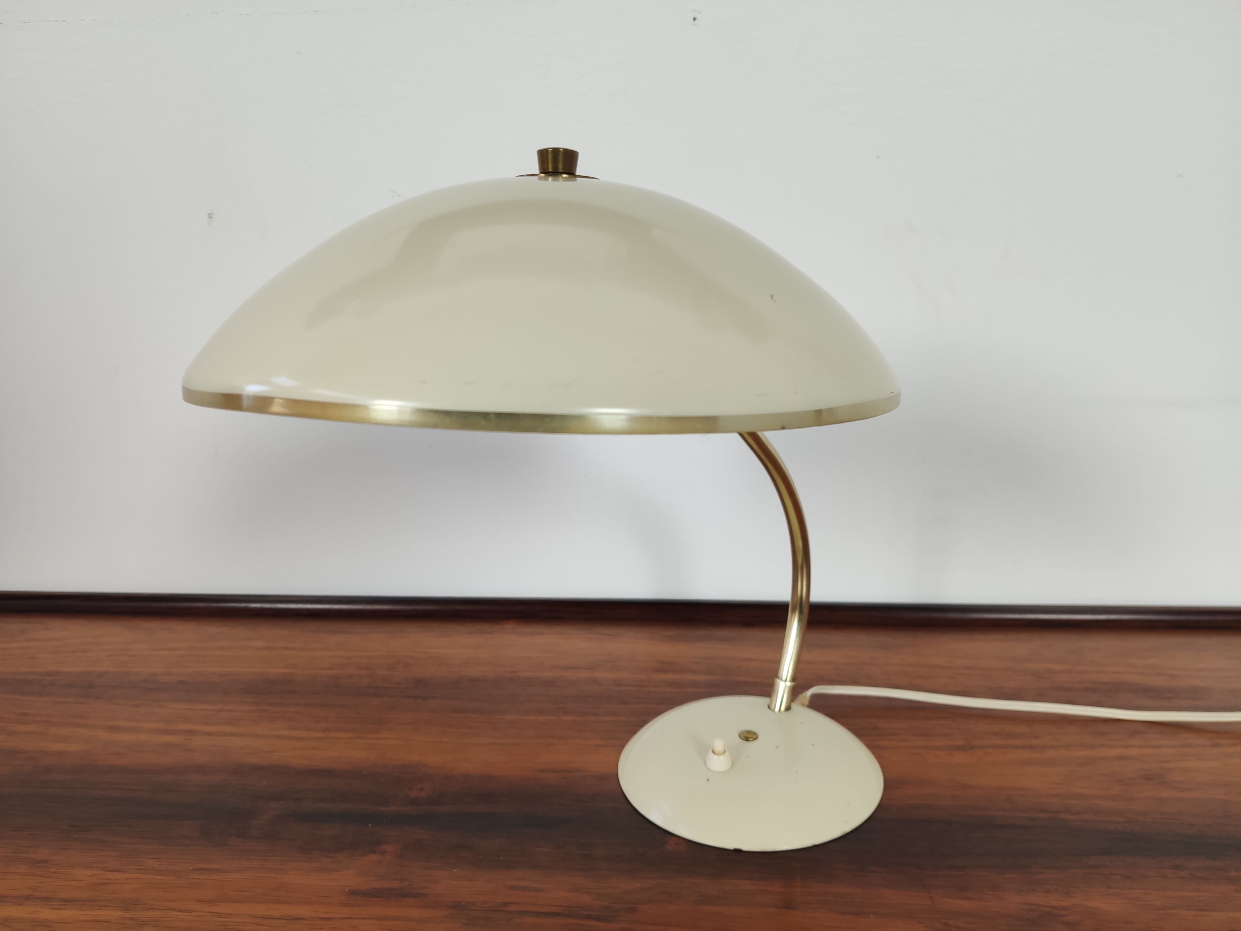 Brass and metal-laying lamp