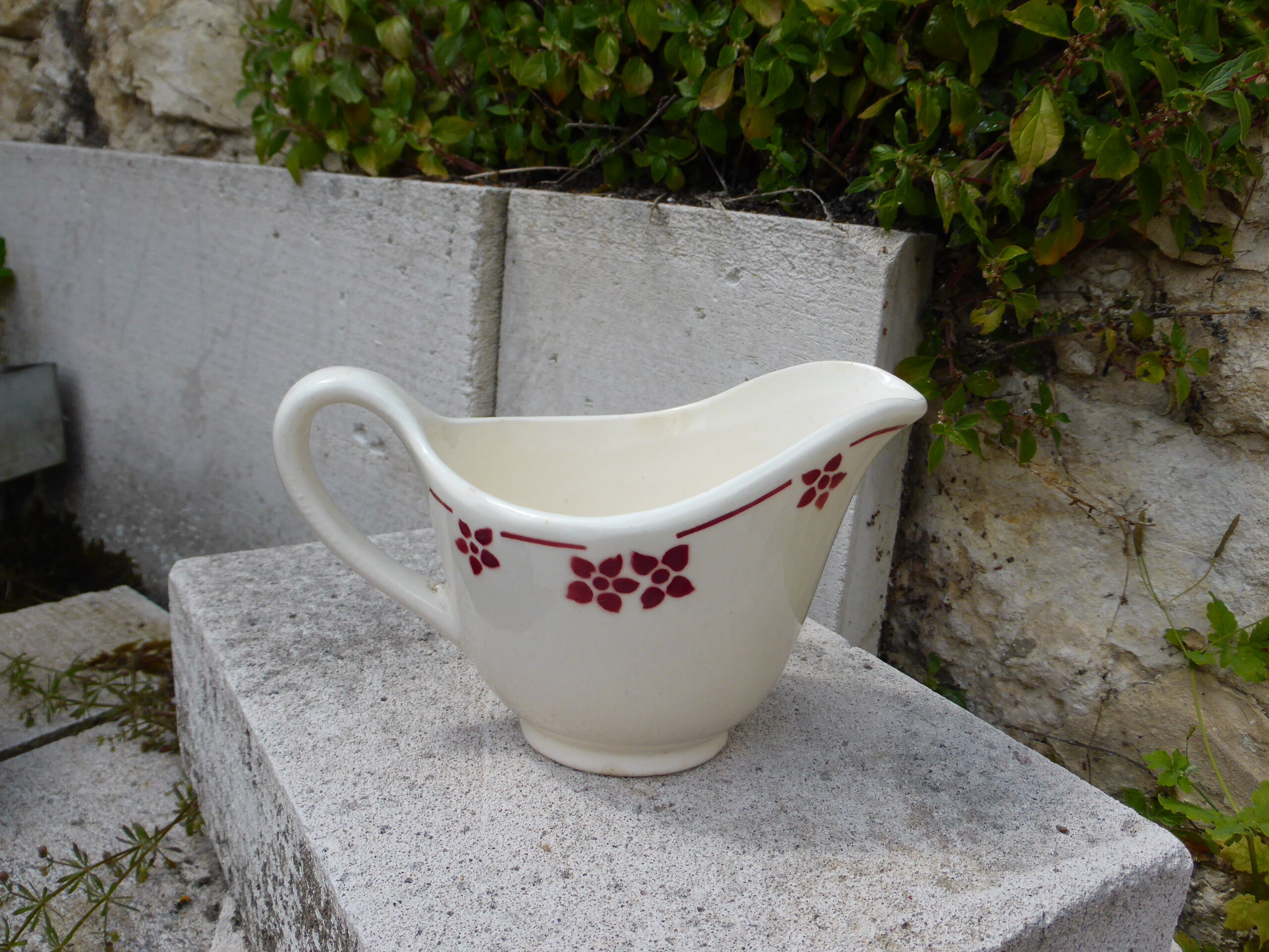 Sauciere in faience with red flowers, KG Luneville, France, Art Deco