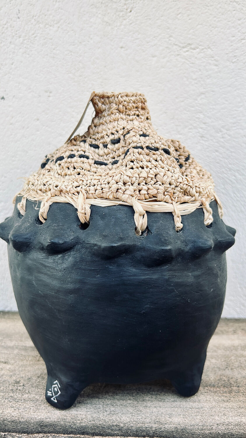 Pot en argile et raphia