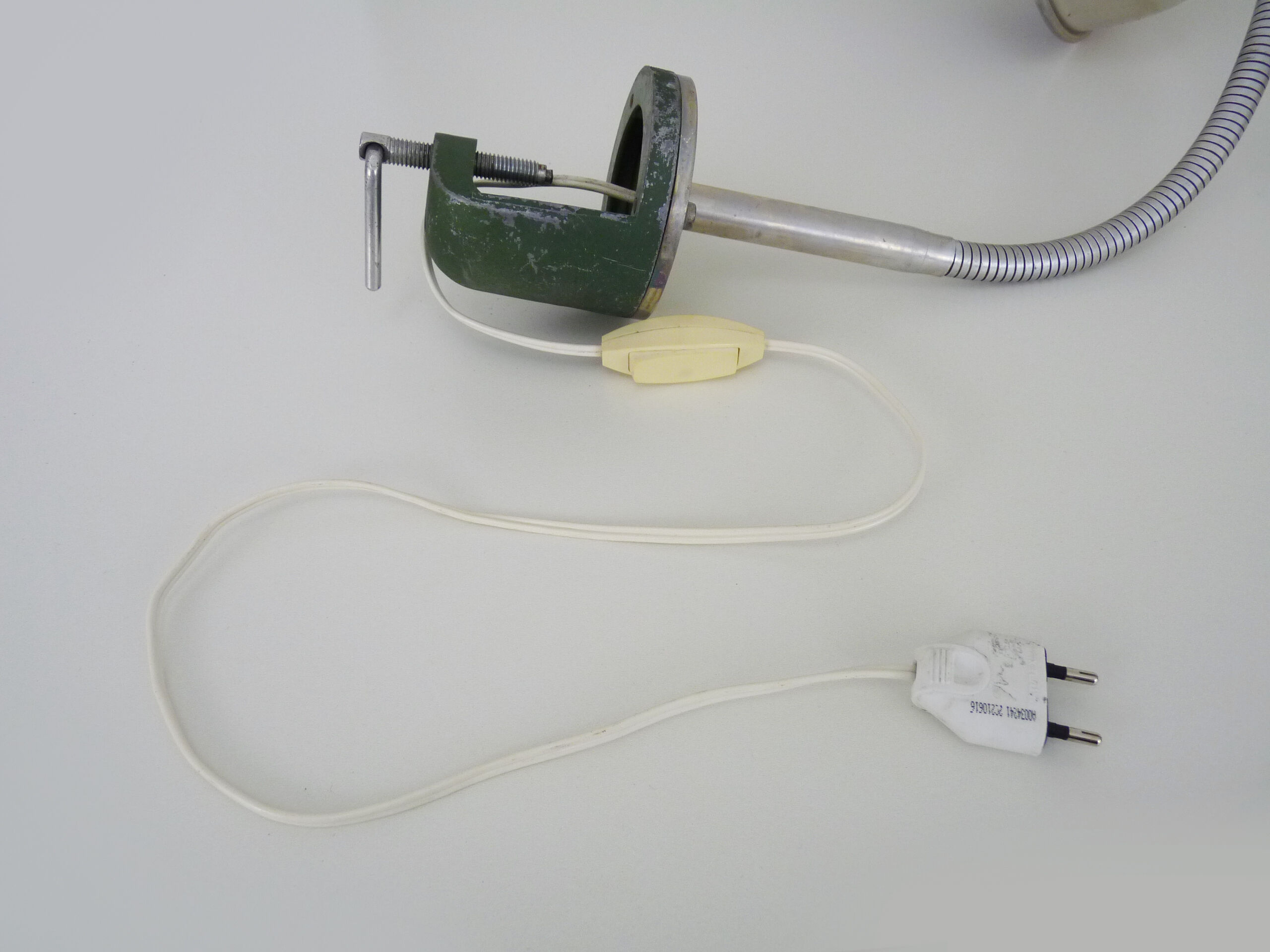 Old industrial articulated lamp with vice. Year 50