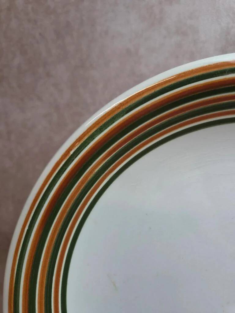 Plat rond Sarreguemines peint à la main – décor rayures vertes et brunes