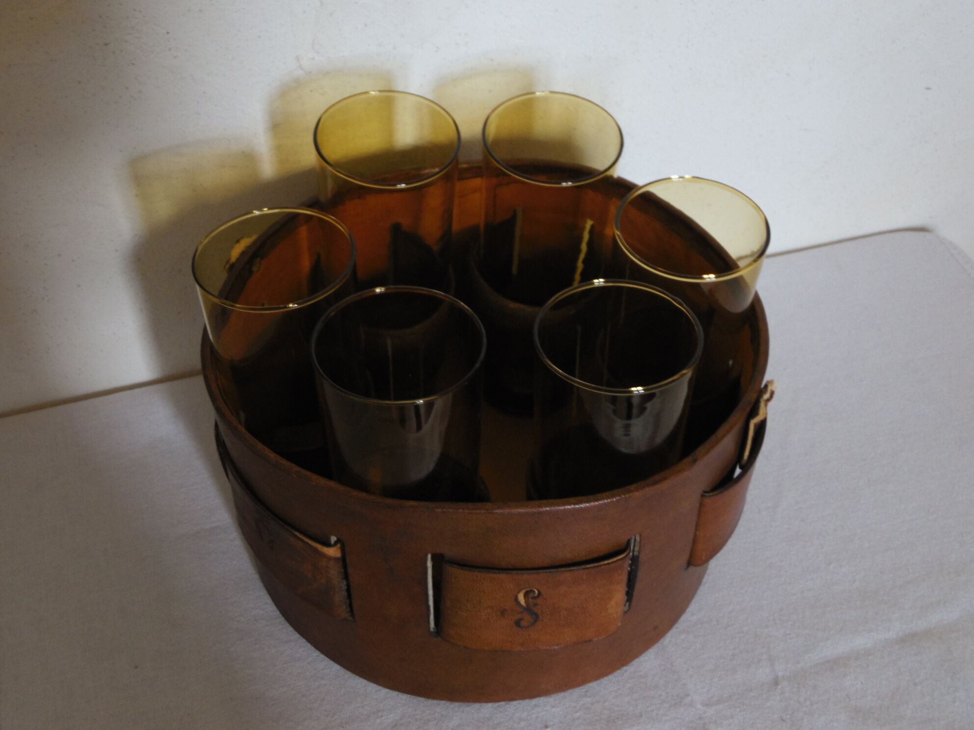 6 glasses orangeade in their leather bucket
