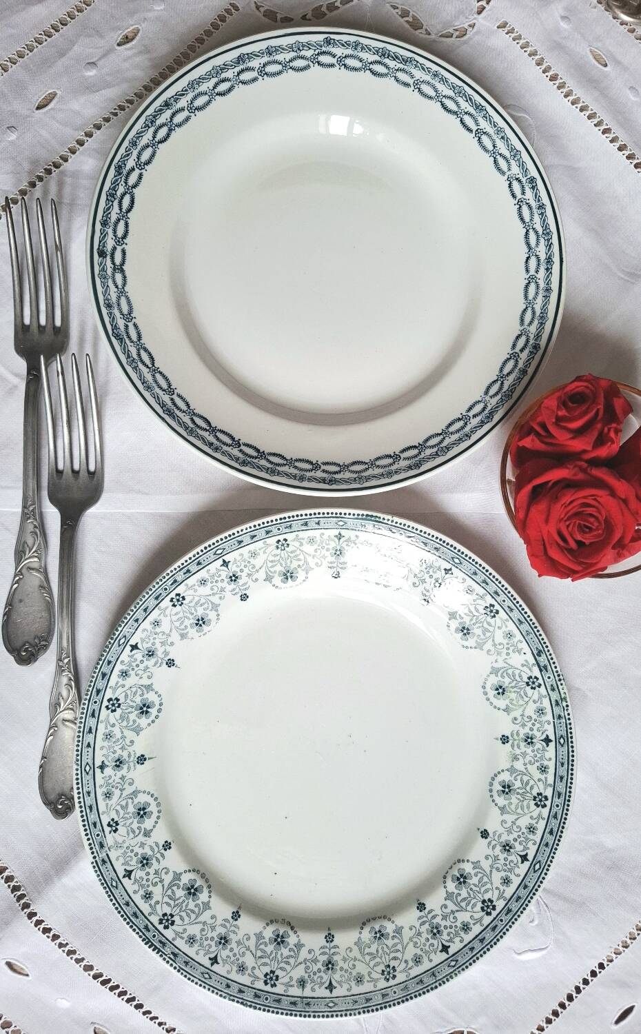 Assiettes plates anciennes dépareillées en faïence terre de fer