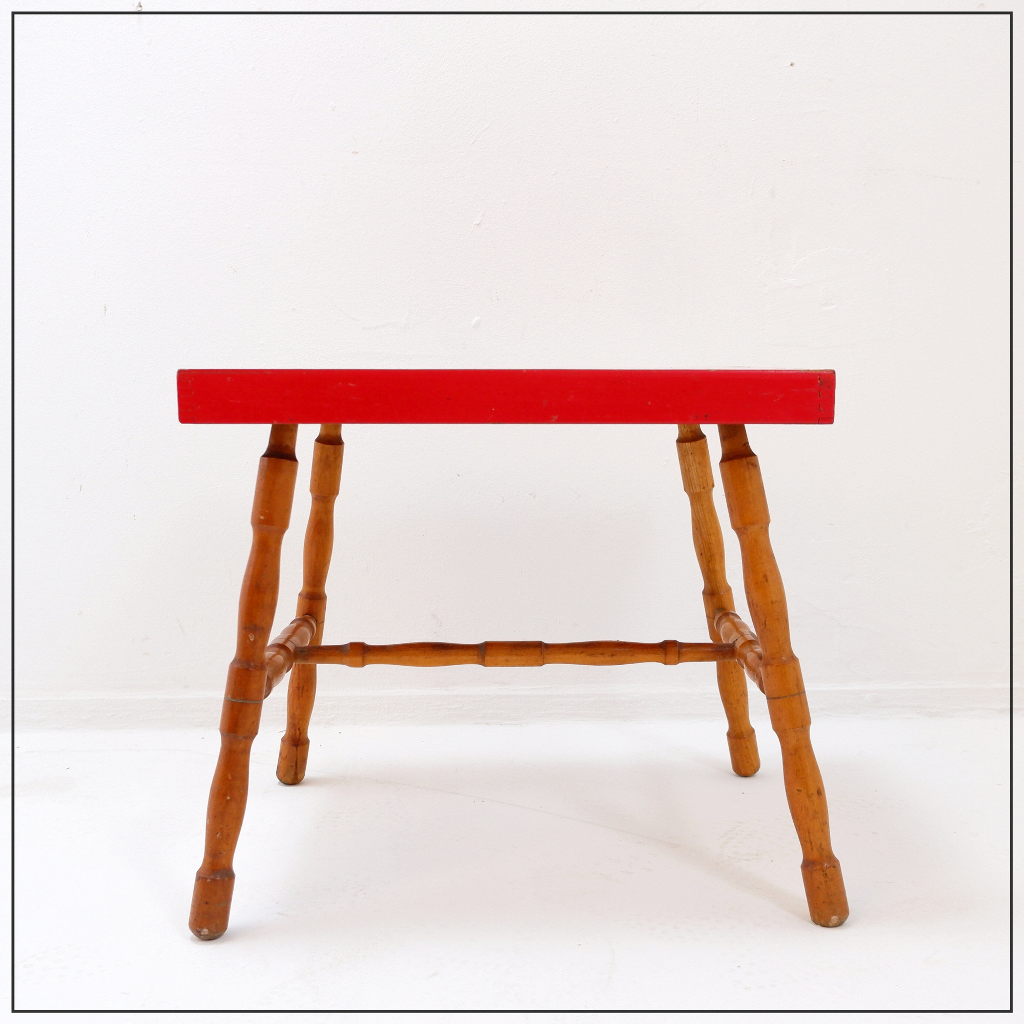 Small side table with turned legs and red top - Josco, made in Belgium - 1950s