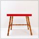 Petite table d'appoint avec pieds tournés et plateau rouge - Josco, fabriquée en Belgique - années 1950