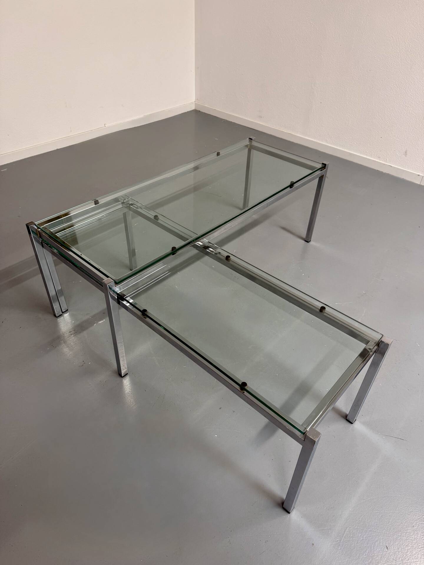 2 large nesting coffee tables in chrome and glass, 1970s design.