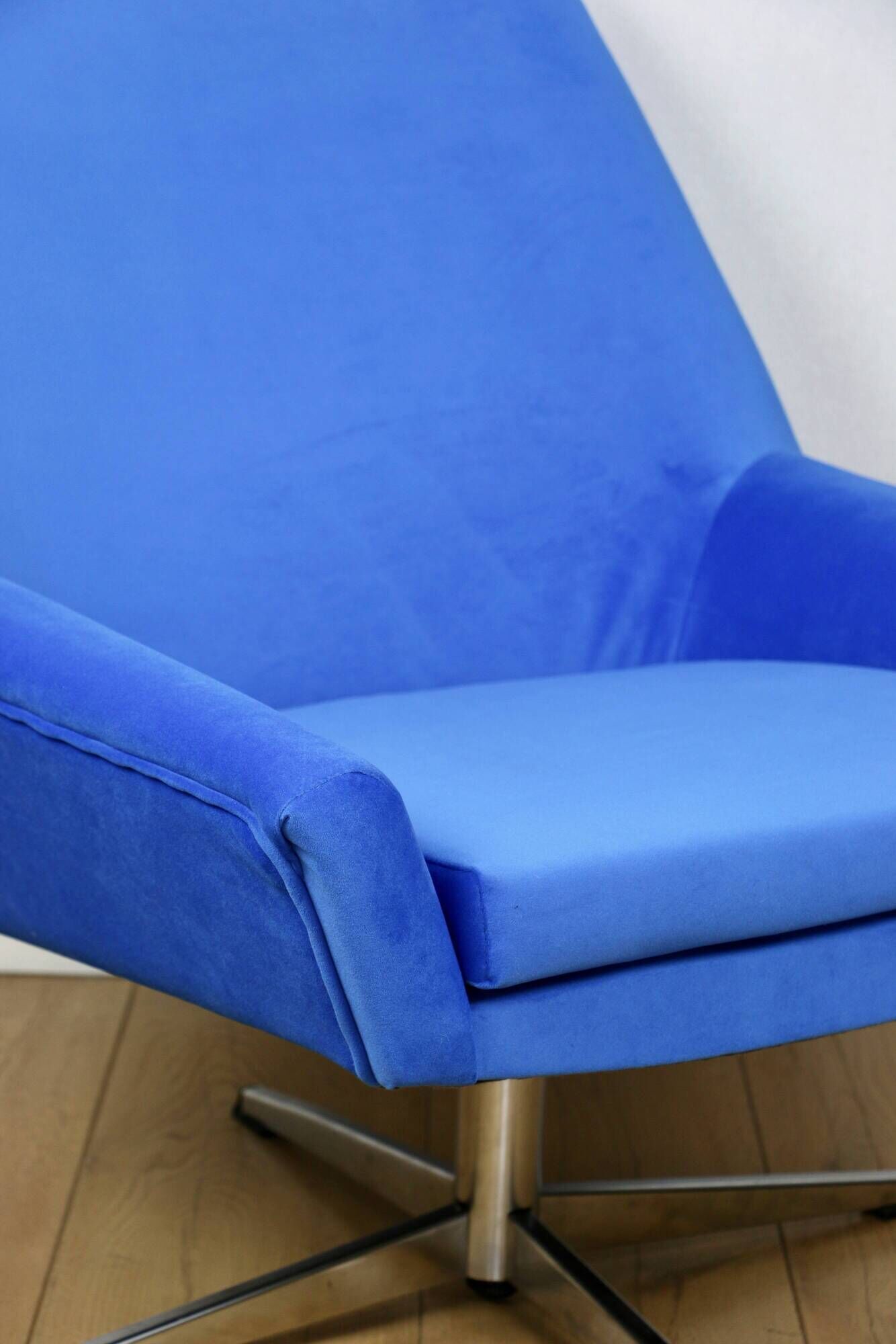 Vintage swivel armchair from DDR blue cornflower velvet from the Jade series
