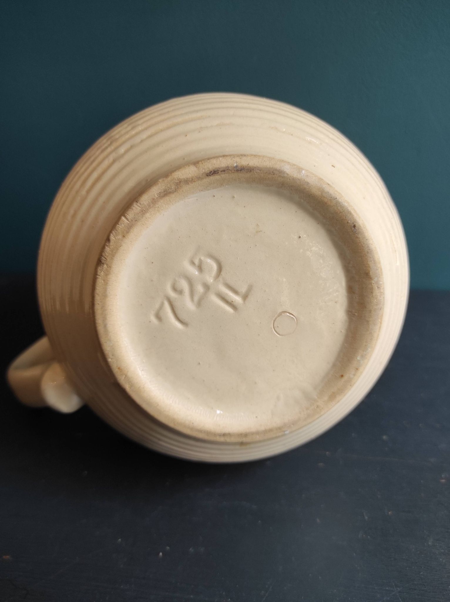 Pichet beige vintage français