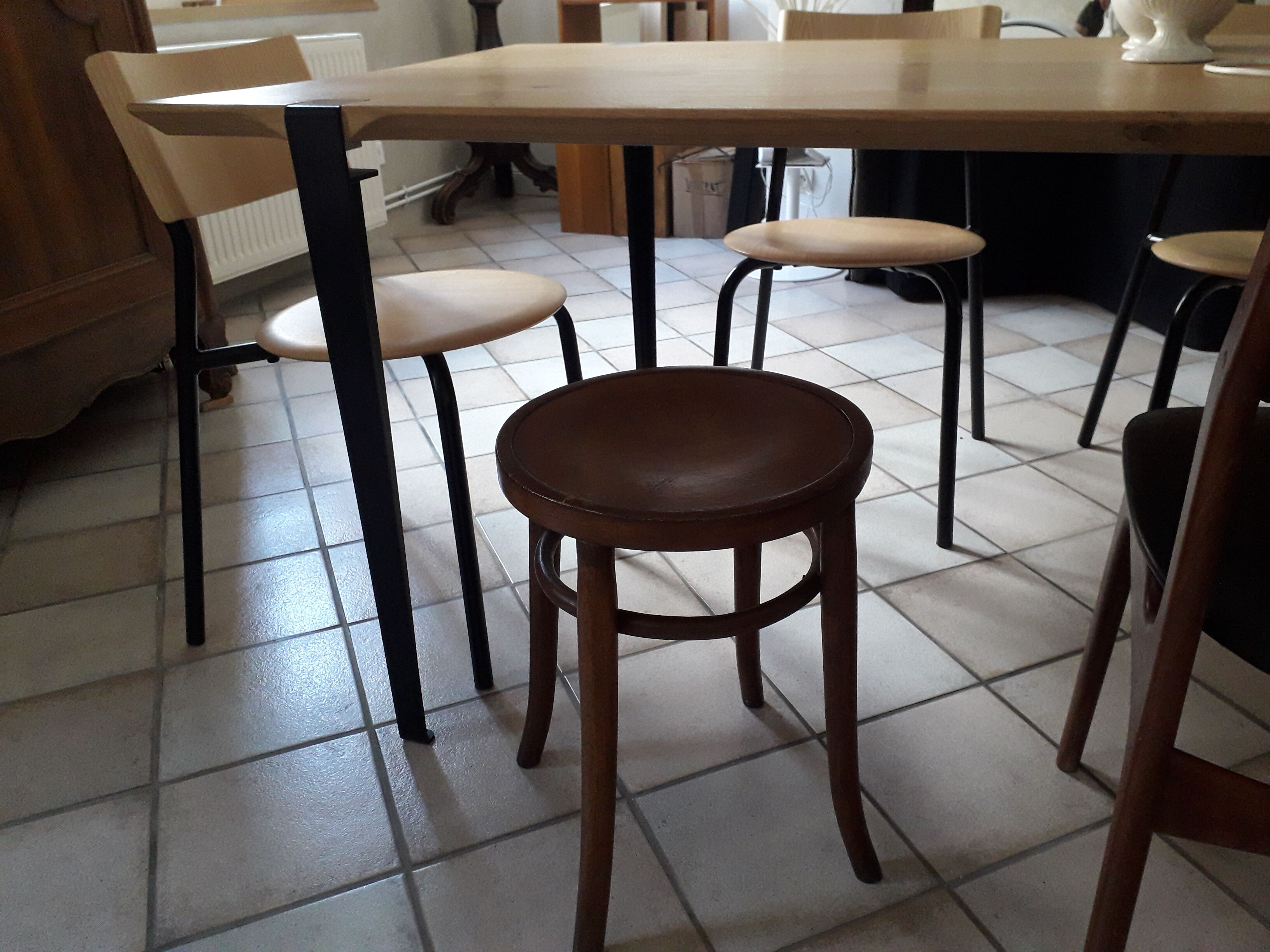 Curved wooden stool Luterma