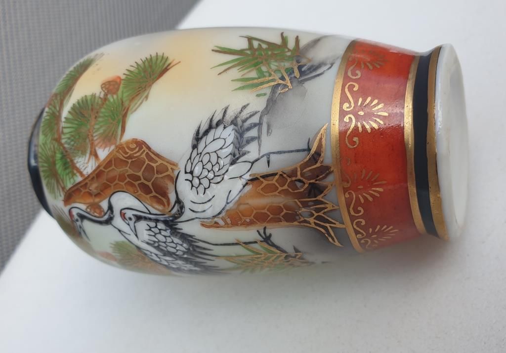 Small Japanese vase porcelain Satsuma couple of cranes