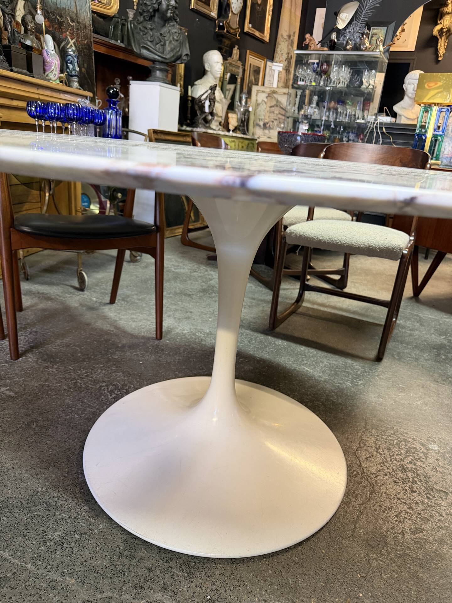 Table knoll eero saarinen modèle tulipe en marbre 137 cm