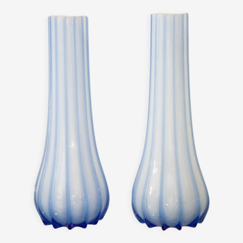 Paire vases verre opale strié bleu