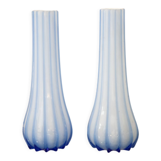 Paire vases verre opale strié bleu