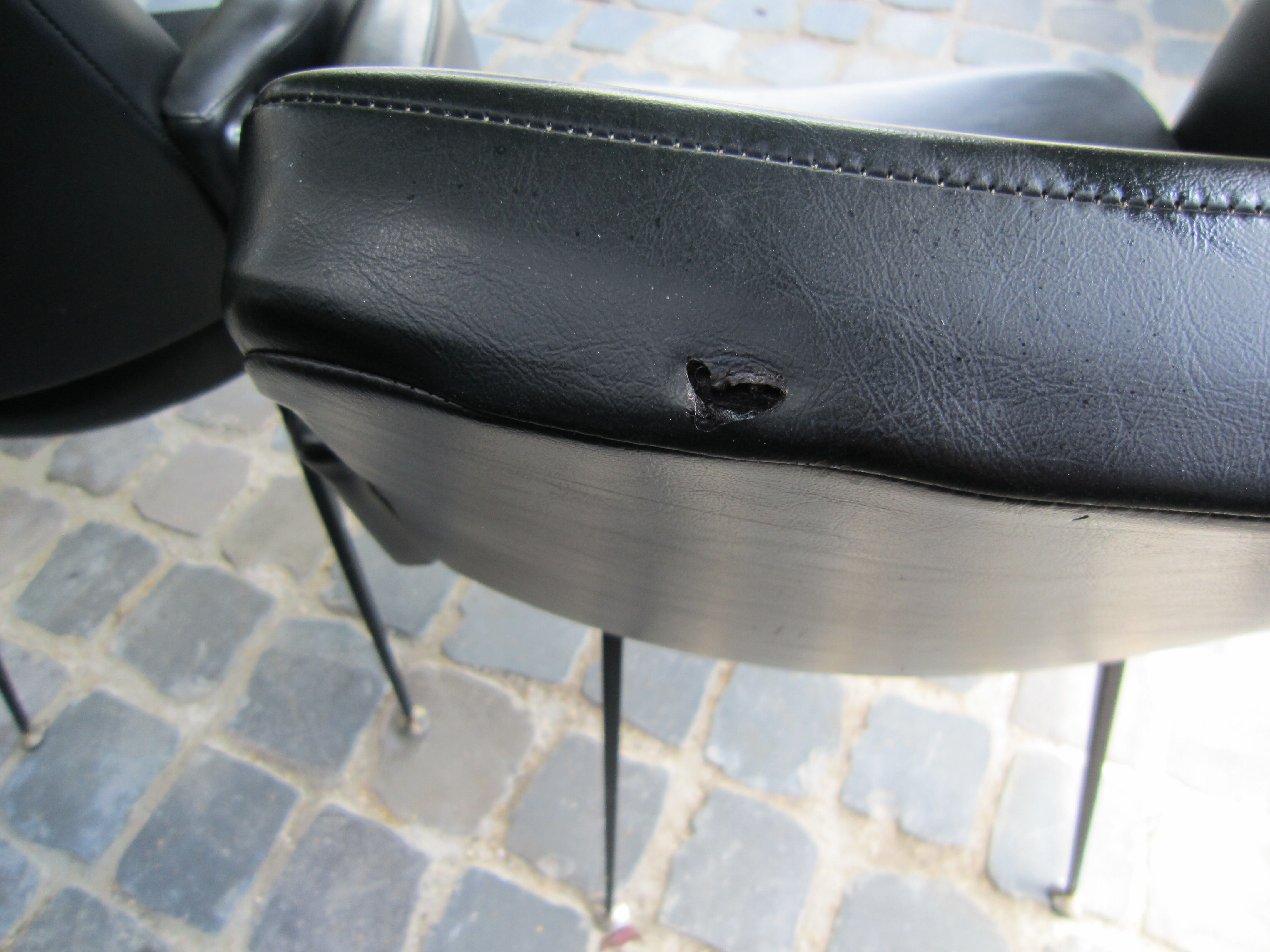 2 armchairs in 1972 black leatherette