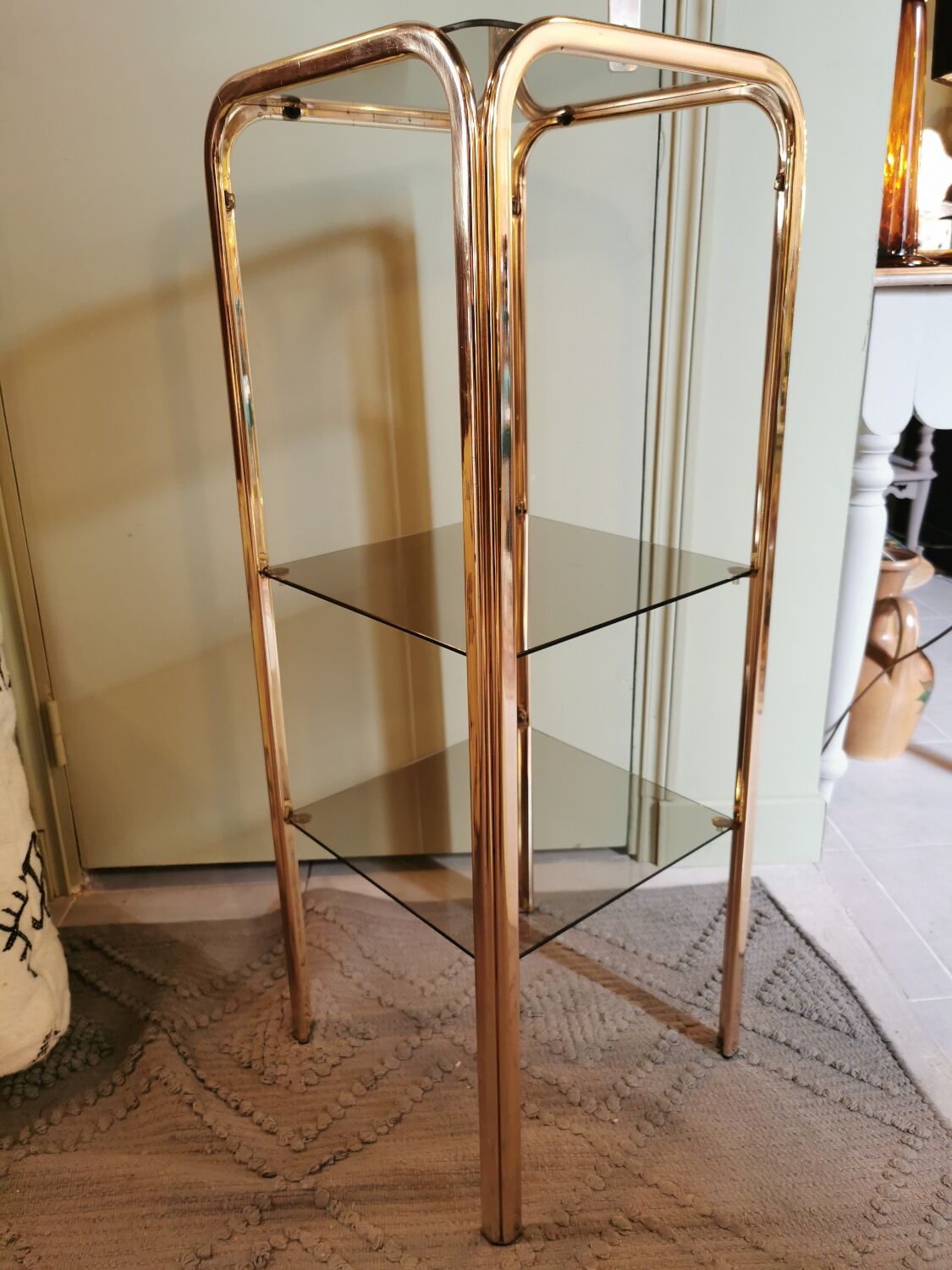 Étagère vintage métal doré et verre fumé