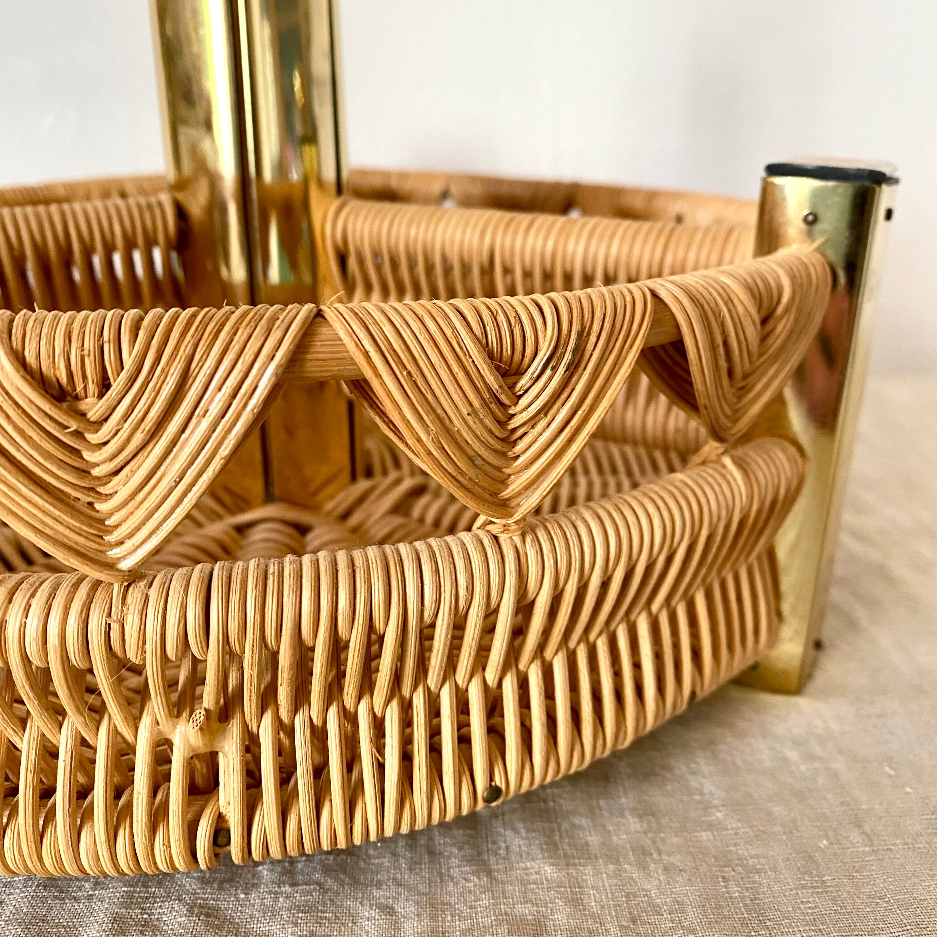 Porte bouteilles vintage , porte plantes en rotin tressé