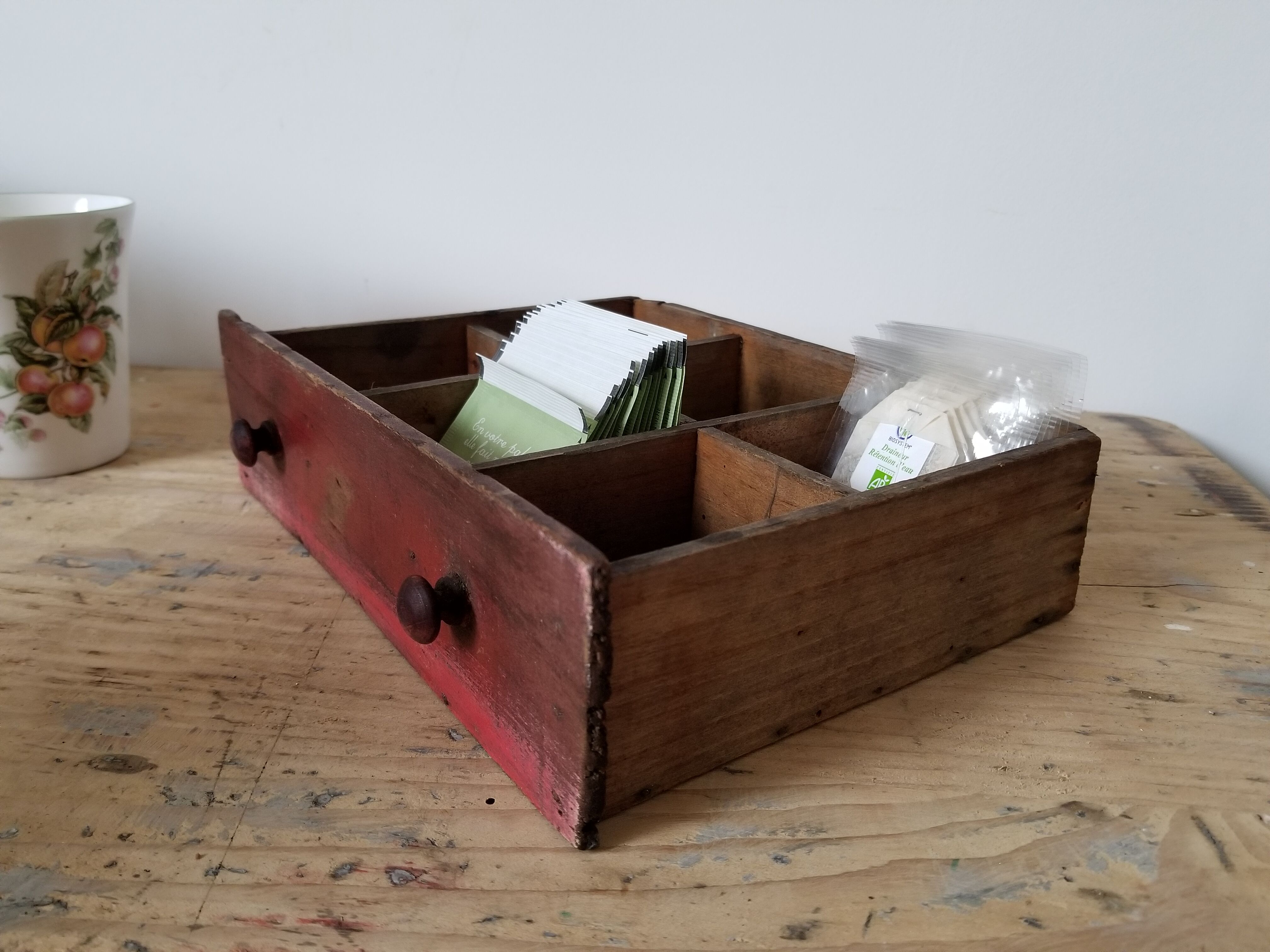 Compartmentalized drawer