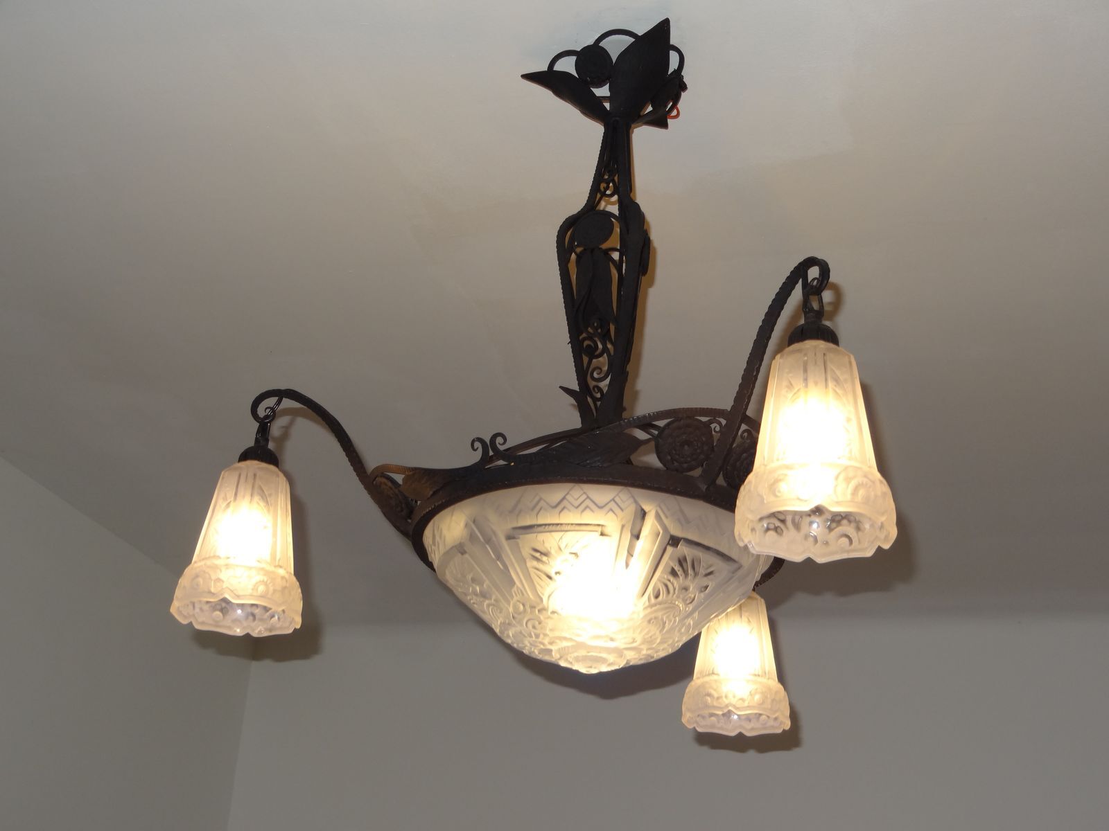 Lustre en fer forgé et verre opalin
