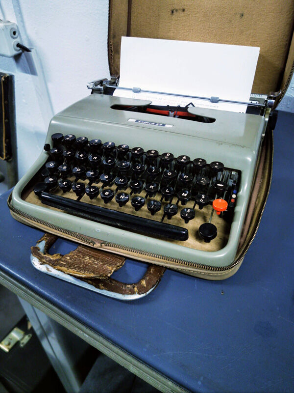 Olivetti Typewriter Lettera 22