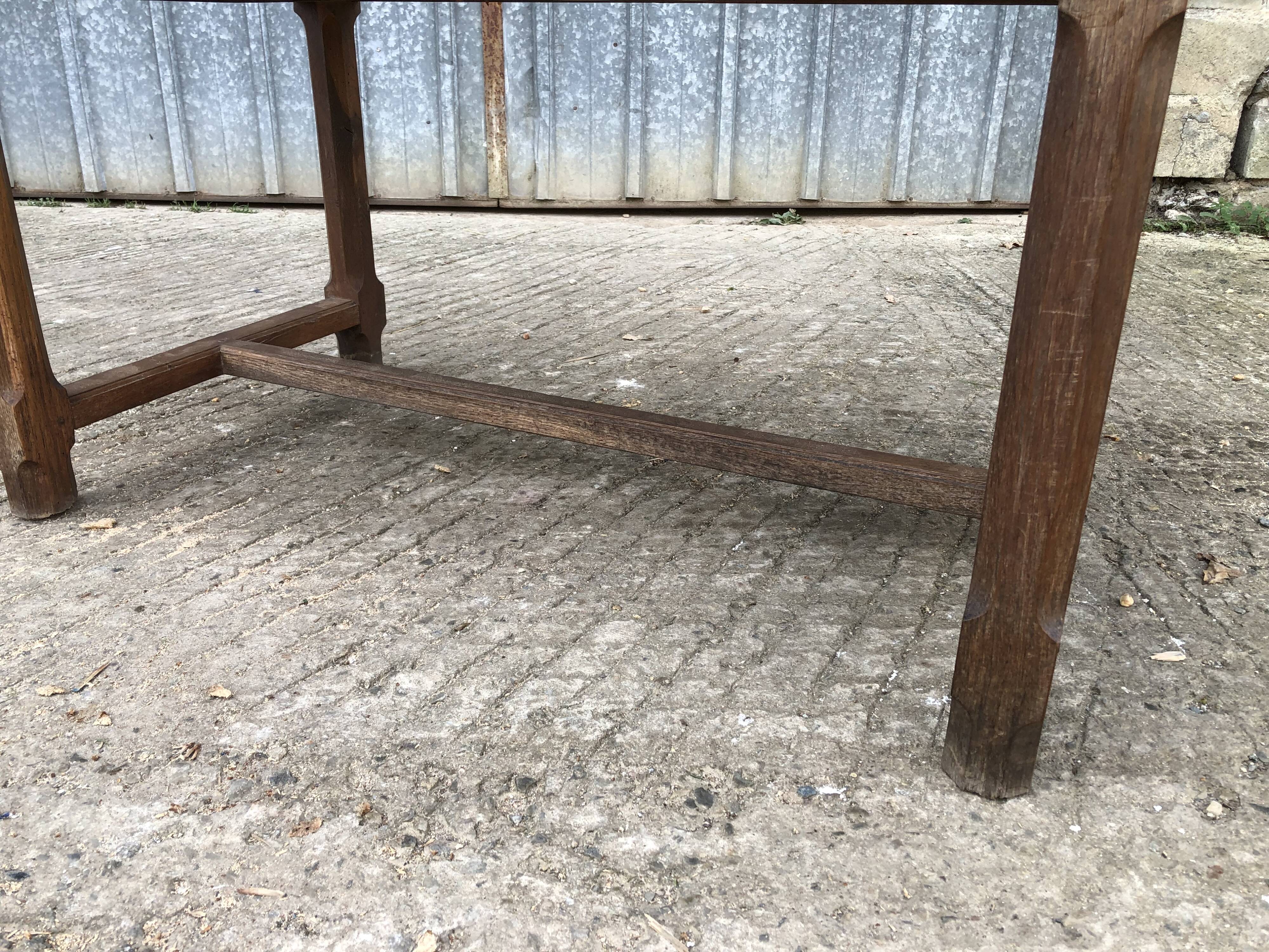 Table ancienne à barre à chat en chêne massif avec 2 tiroirs de face.