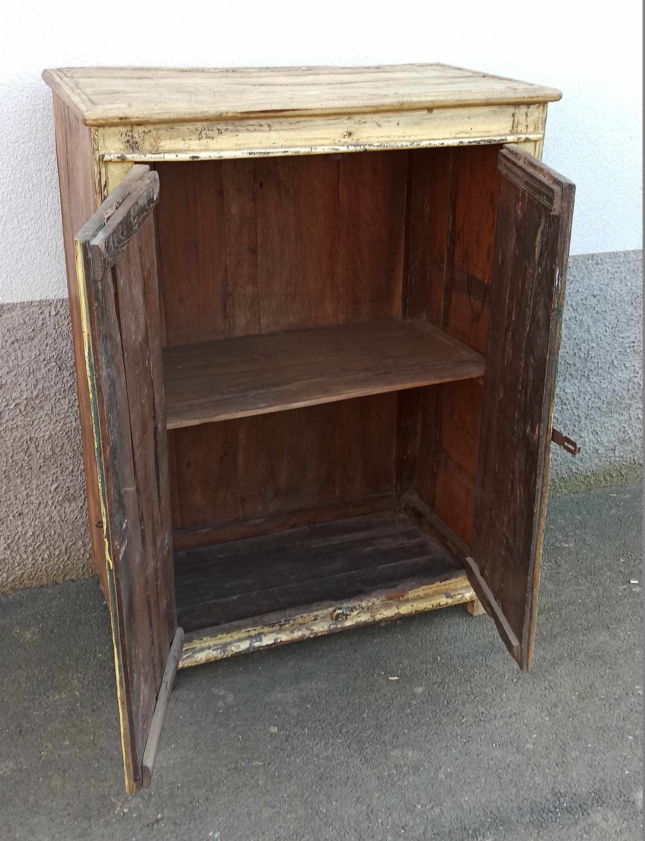 Armoire ancienne et profonde en bois