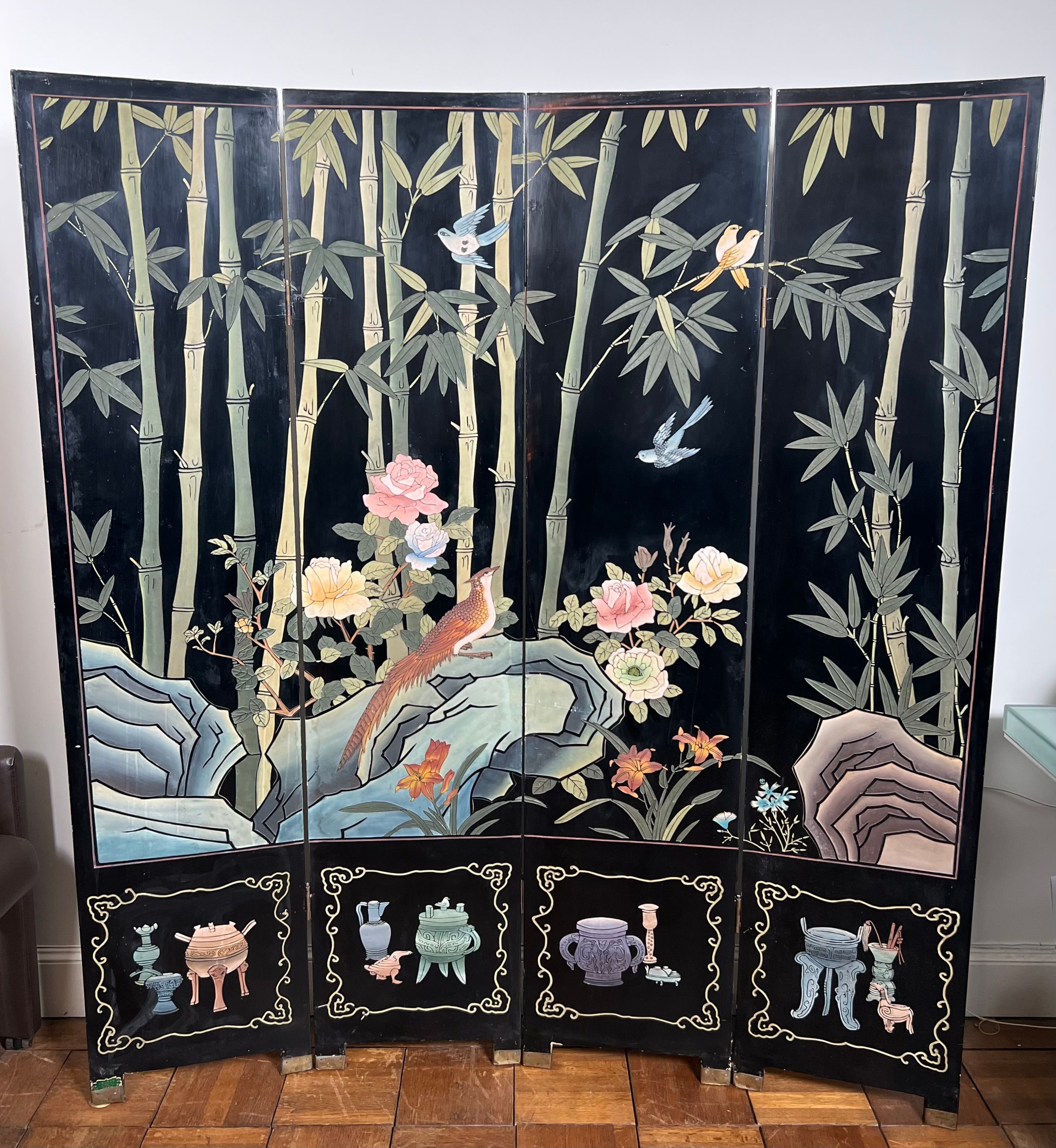 Chinese lacquered screen with decorations of birds and bamboo. Chinese work. Around 1950.