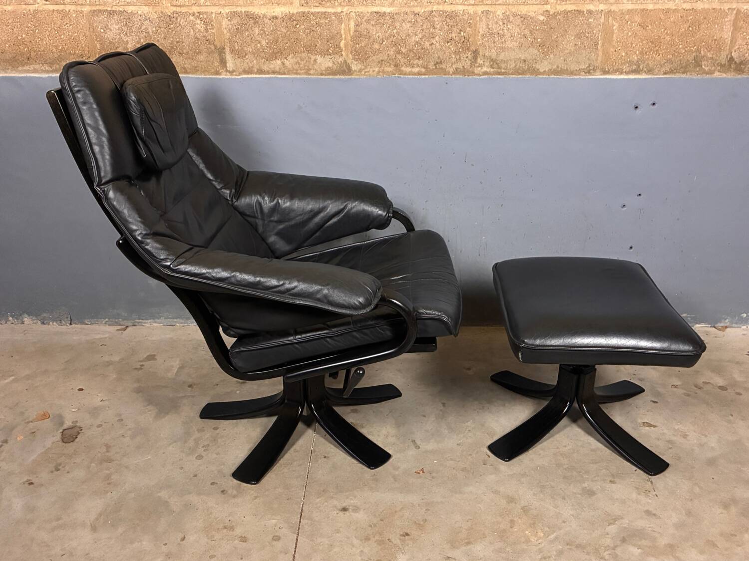 Fauteuil pivotant Skalma avec repose-pieds design danois