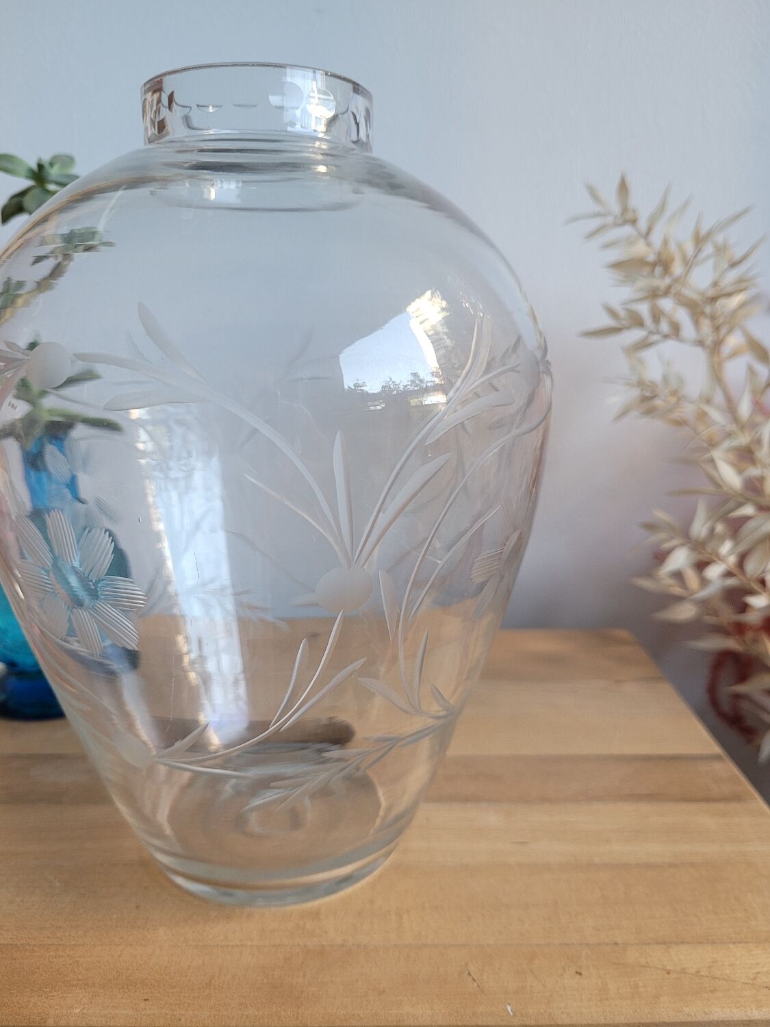 Vase en verre ciselé décor floral