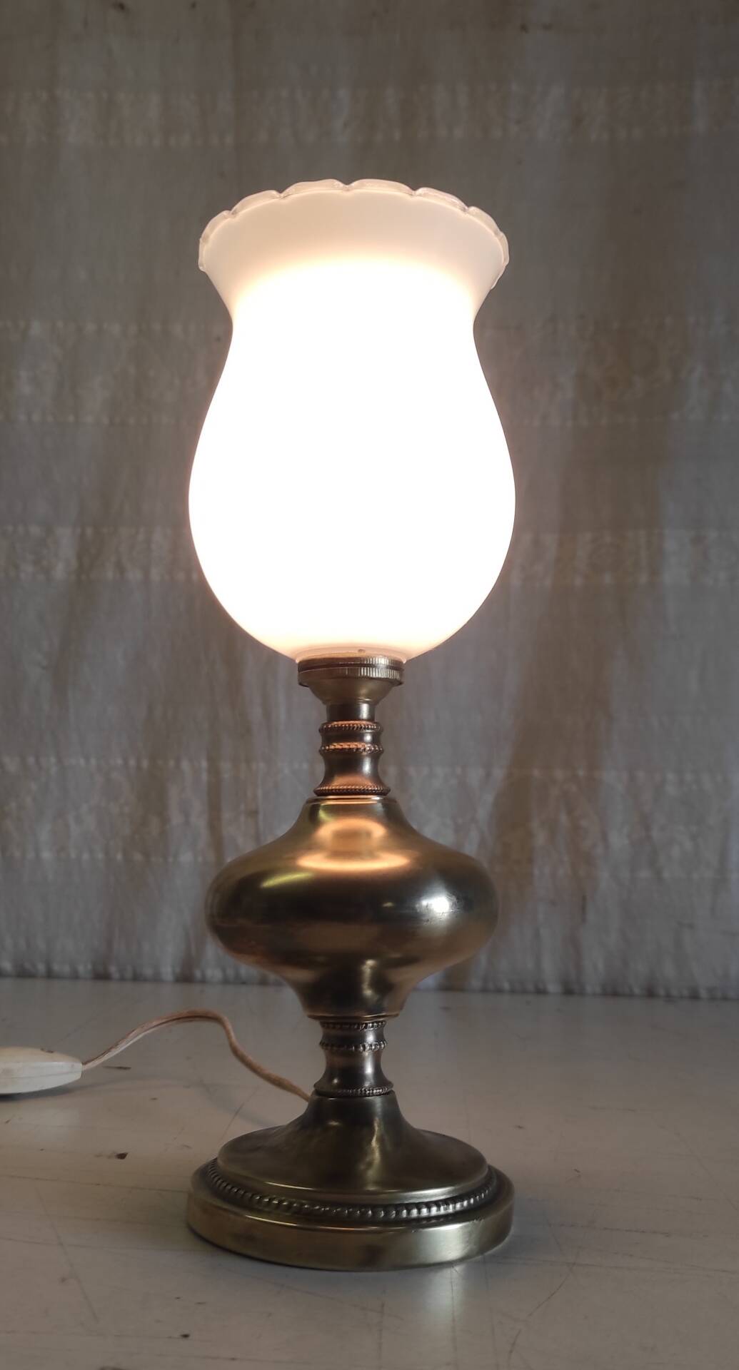 Table lamp in gilded brass and opaline globe - mid 20th century.