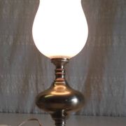 Lampe à poser en laiton doré et globe opaline - mid. XXeme