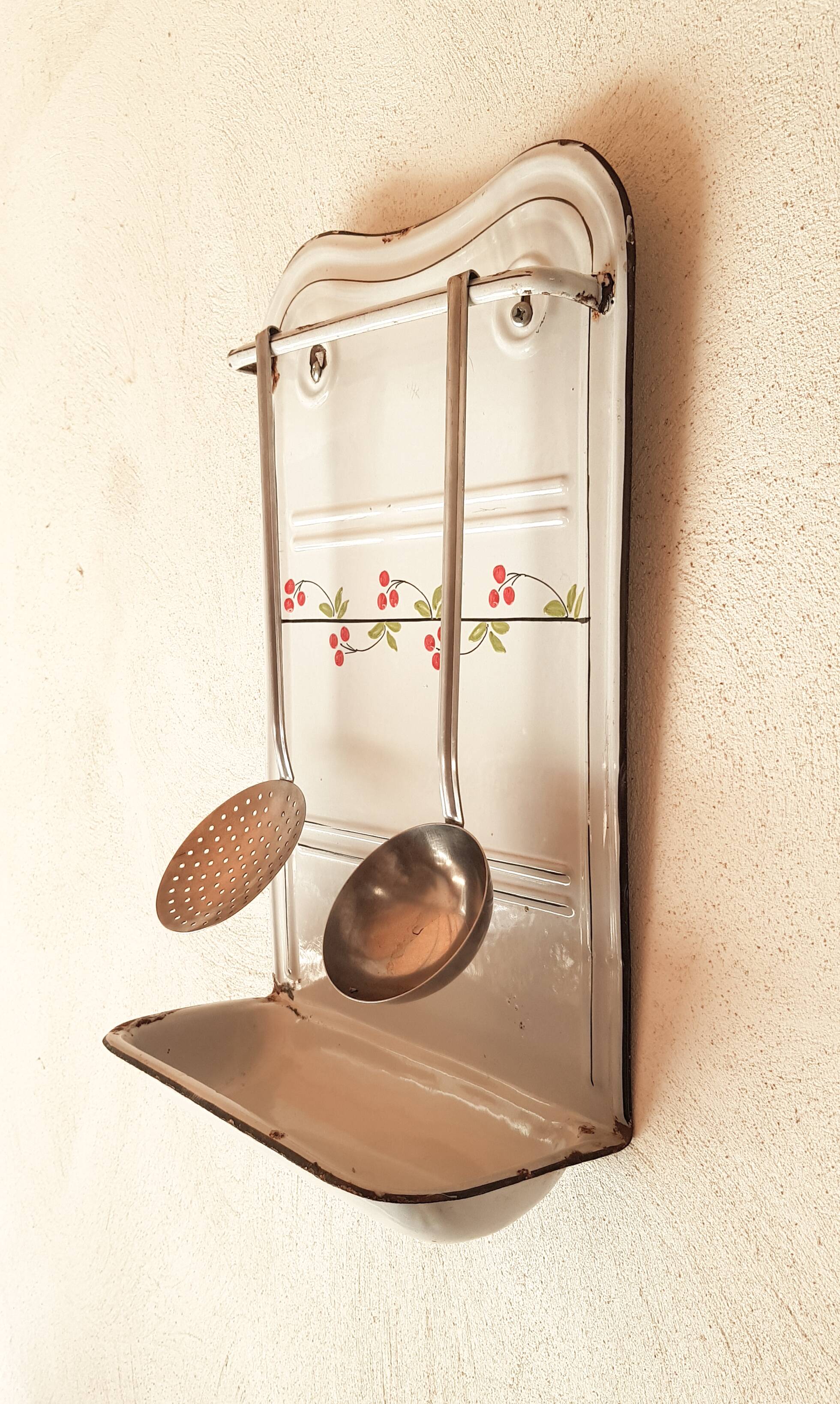 Enamelled utensil holder