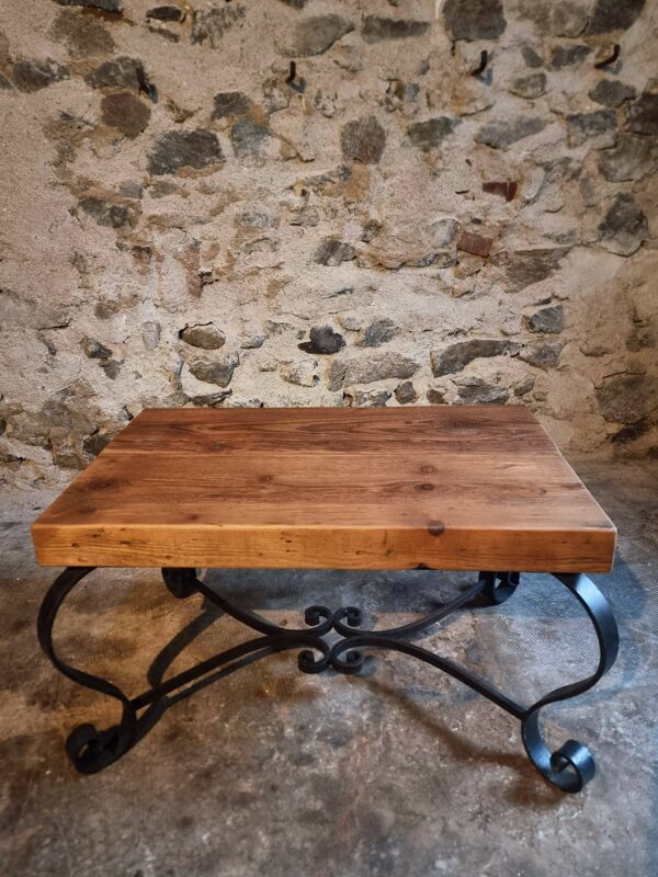 Table basse française vintage des années 1960 – Table basse rustique en pin avec base en fer noir