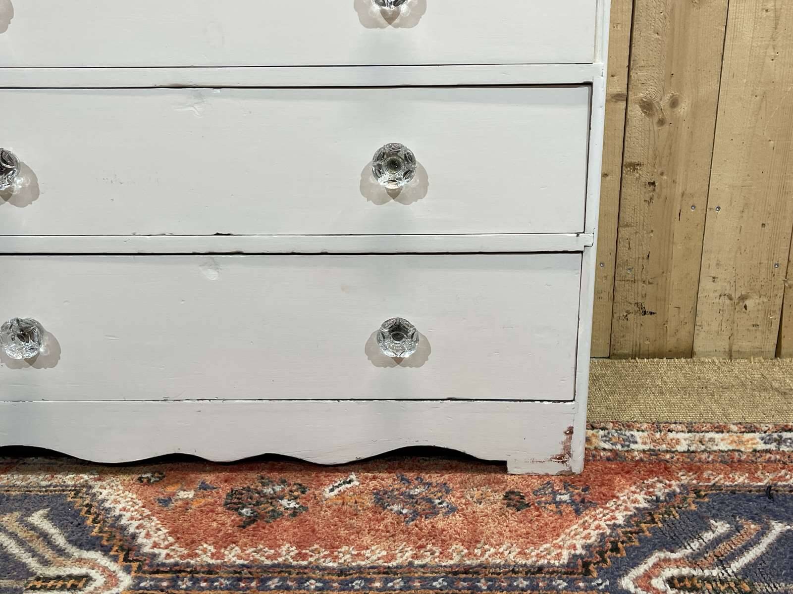 Commode anglaise peinte en sapin avec ses boutons en verre, XIXème