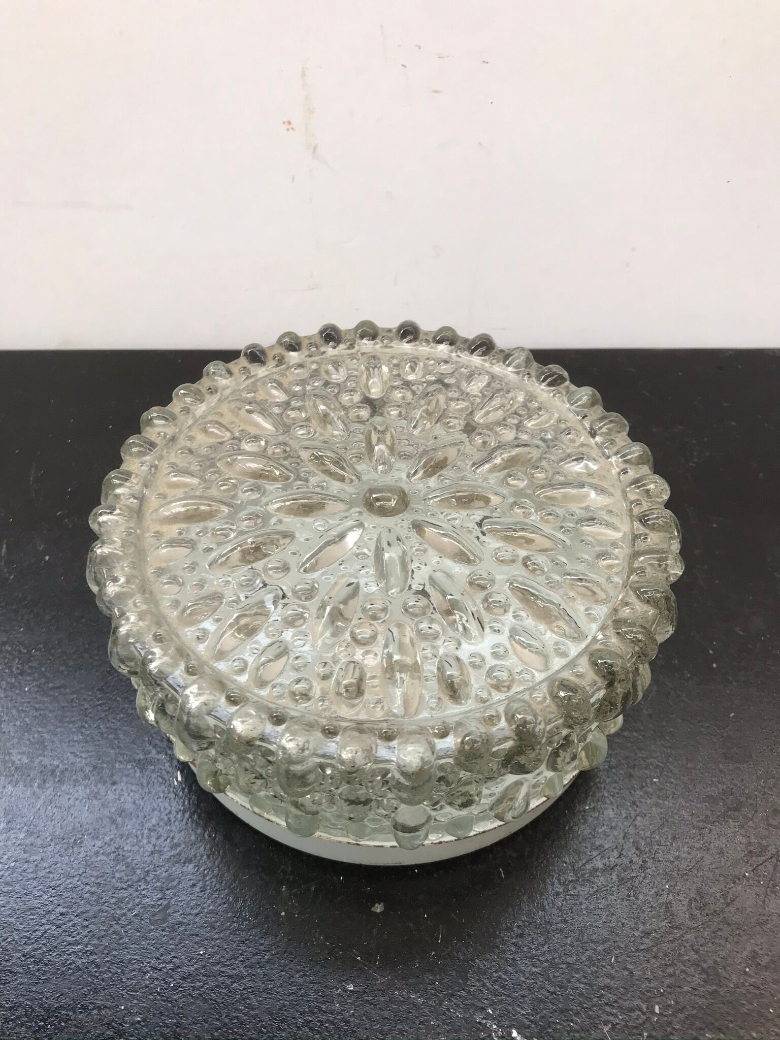 Platfonr Applied Rond Moulded Glass - Vintage White Metal Support