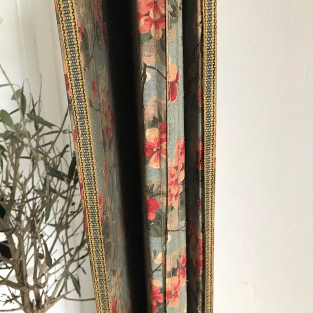 Screen old wood and flowery fabric