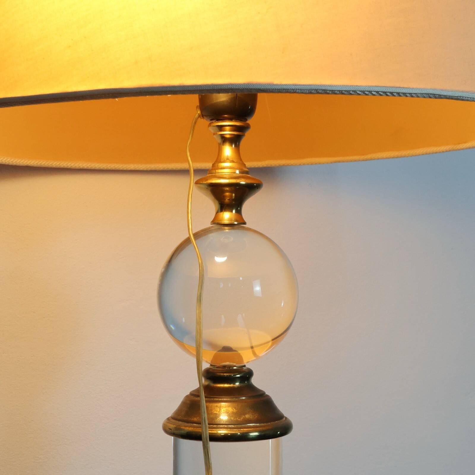 Hollywood Regency lamp in acrylic and brass 1970s design modernariato