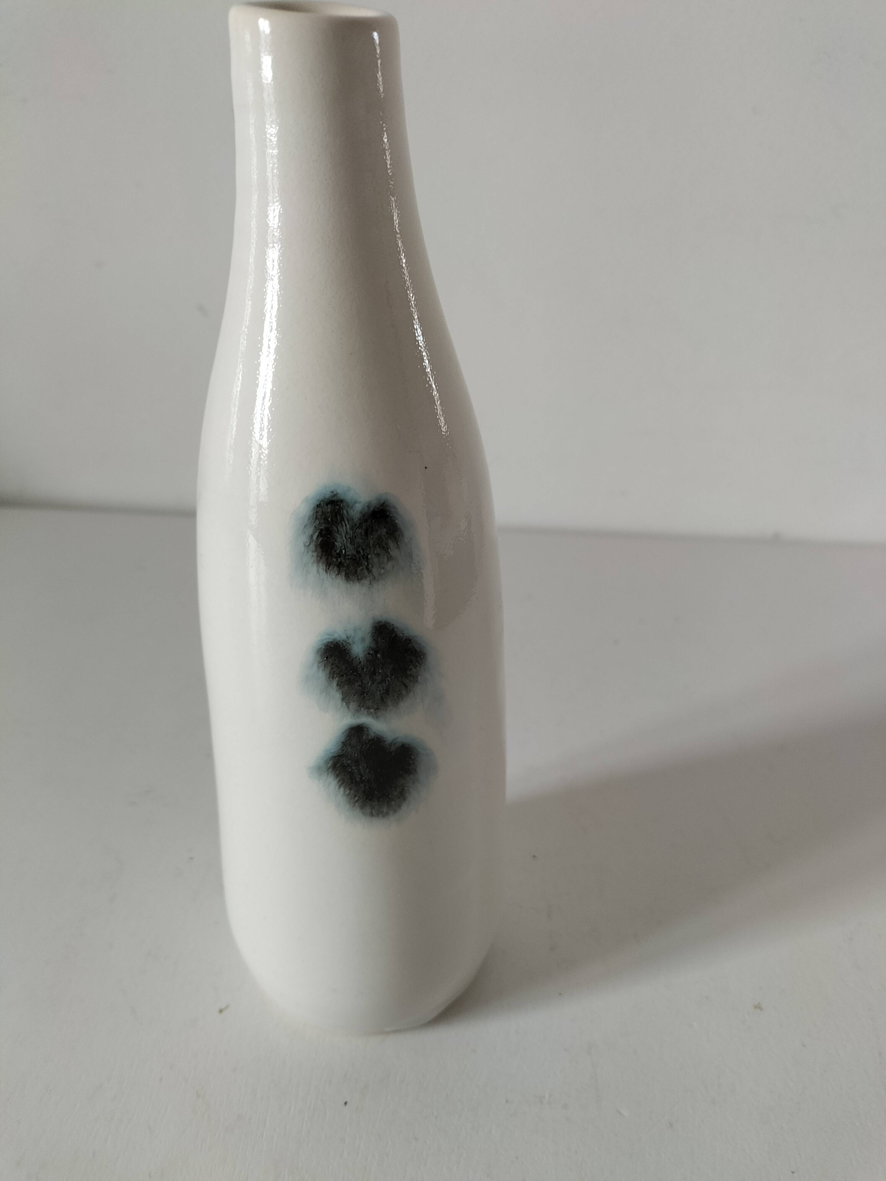 Duo de vases en céramique émaillée, décor pictural, signés MU
