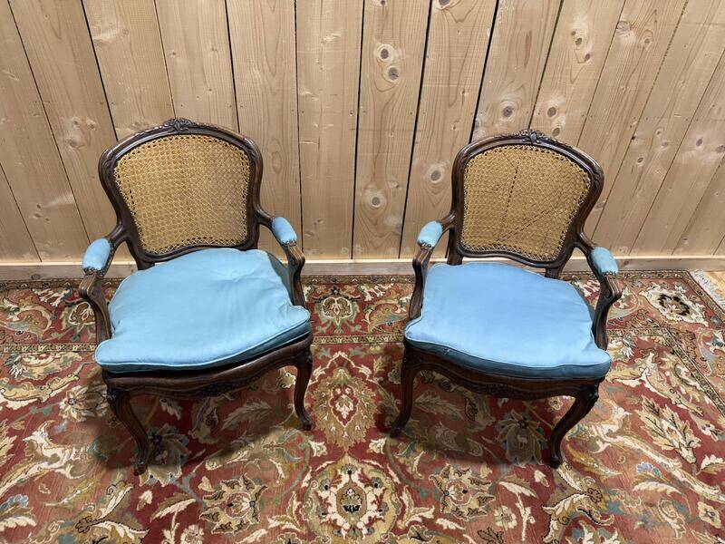 Paire de fauteuils de style Louis XV en cannage