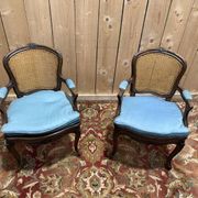 Paire de fauteuils de style Louis XV en cannage
