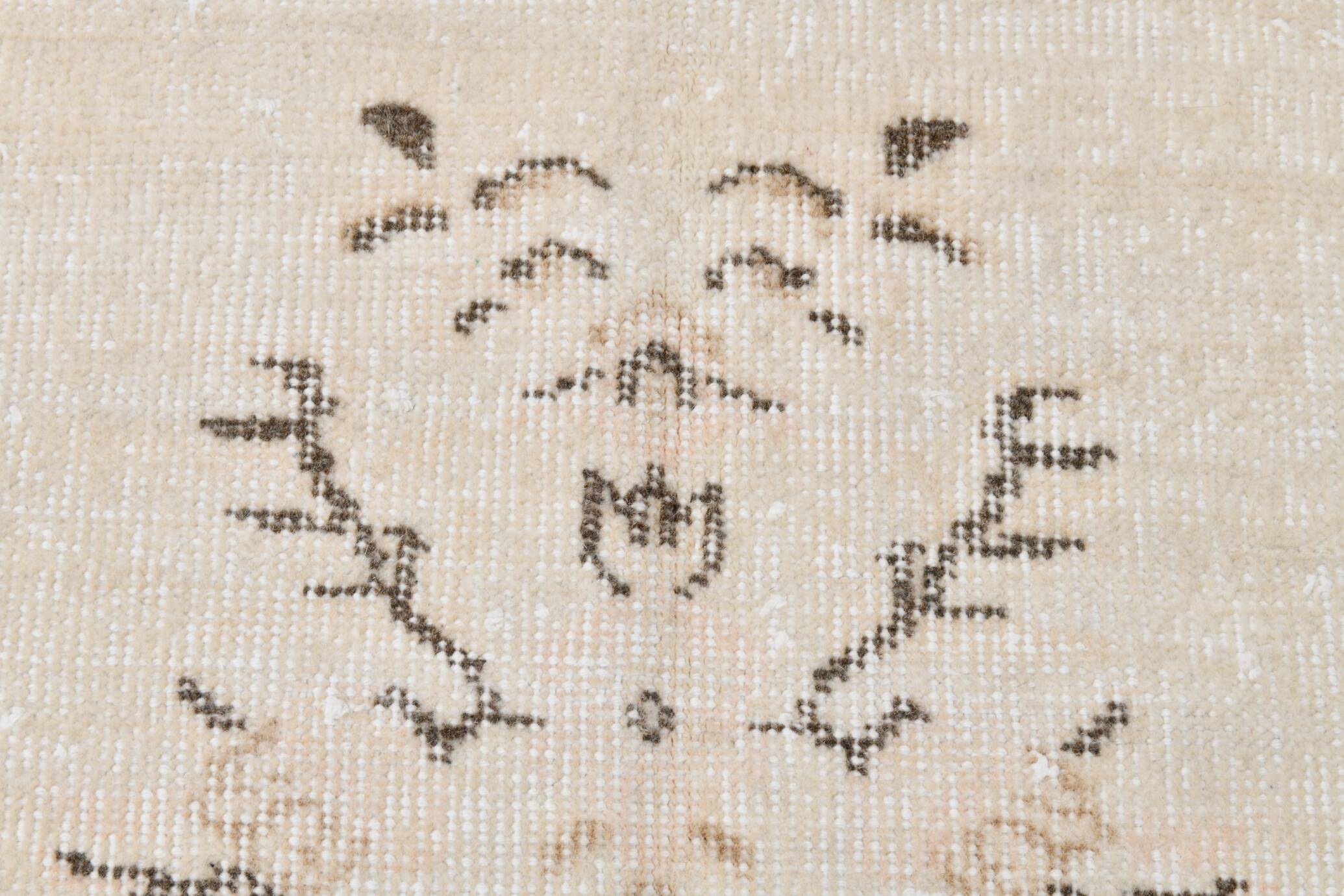 Rare tapis vintage fait main tons rose poudré et beige, motifs floraux