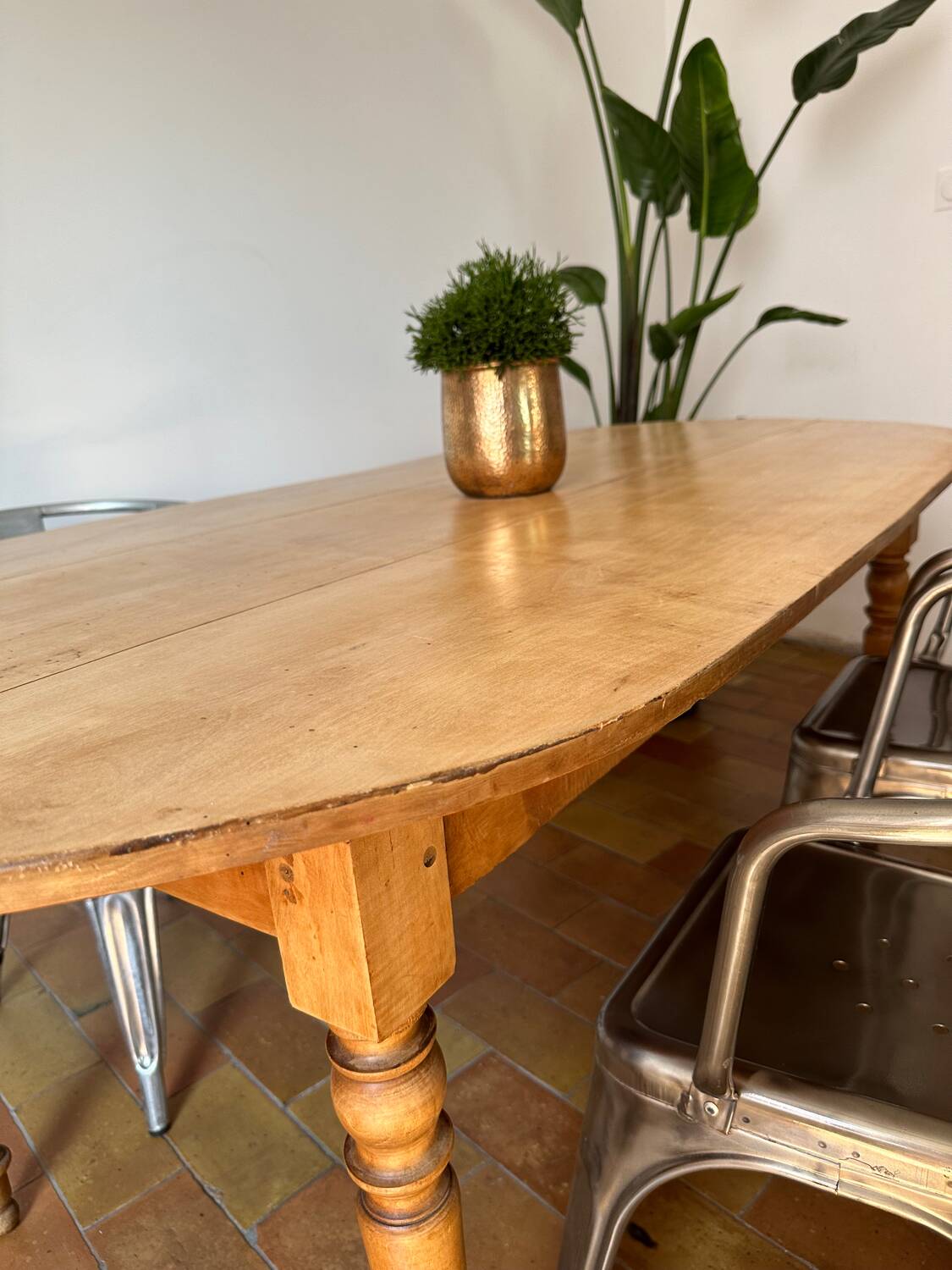 Oval farmhouse table