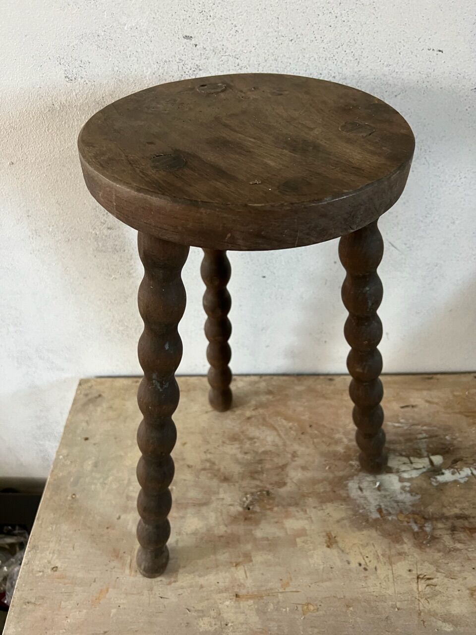 Tripod stool with turned feet