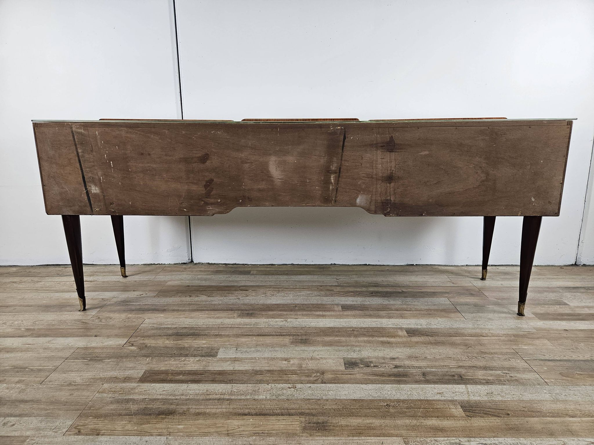 Mid-century drawer chest in mahogany, brass and glass.