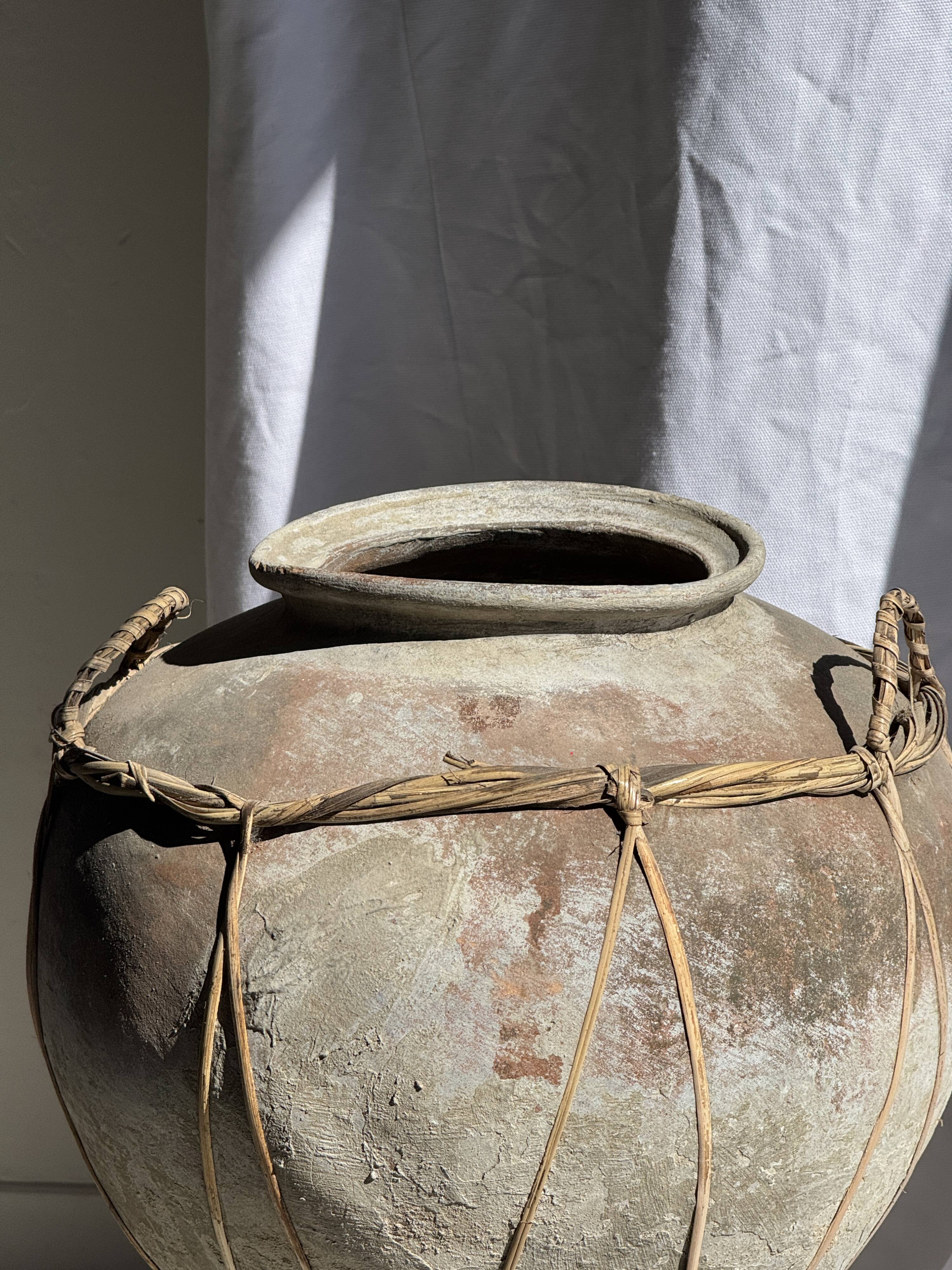 Grand pot en terre cuite gris et rouge à anses et croisillons en rotin H42
