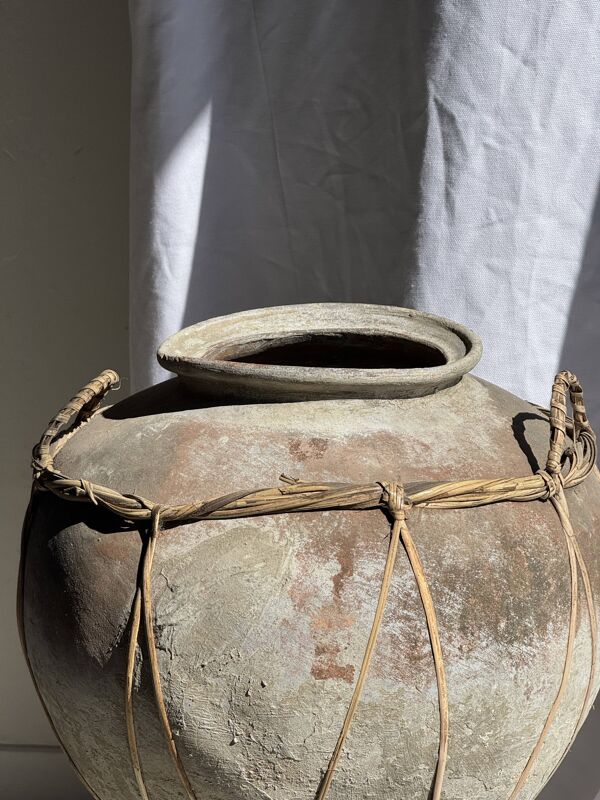 Grand pot en terre cuite gris et rouge à anses et croisillons en rotin H42
