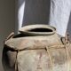 Grand pot en terre cuite gris et rouge à anses et croisillons en rotin H42
