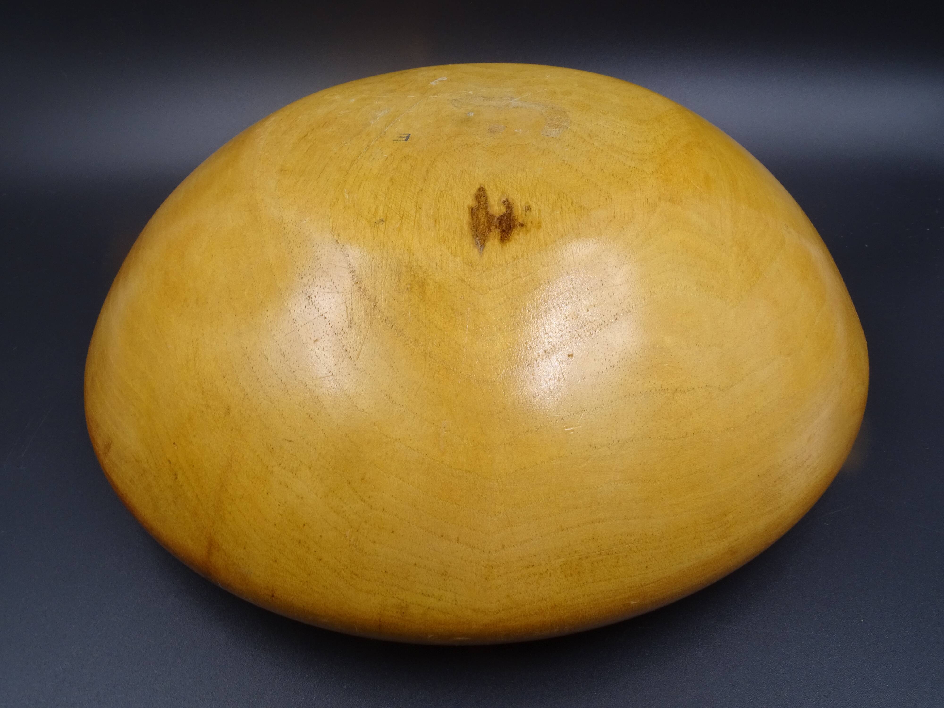 Wooden dish signed E - Circa 1960-1970