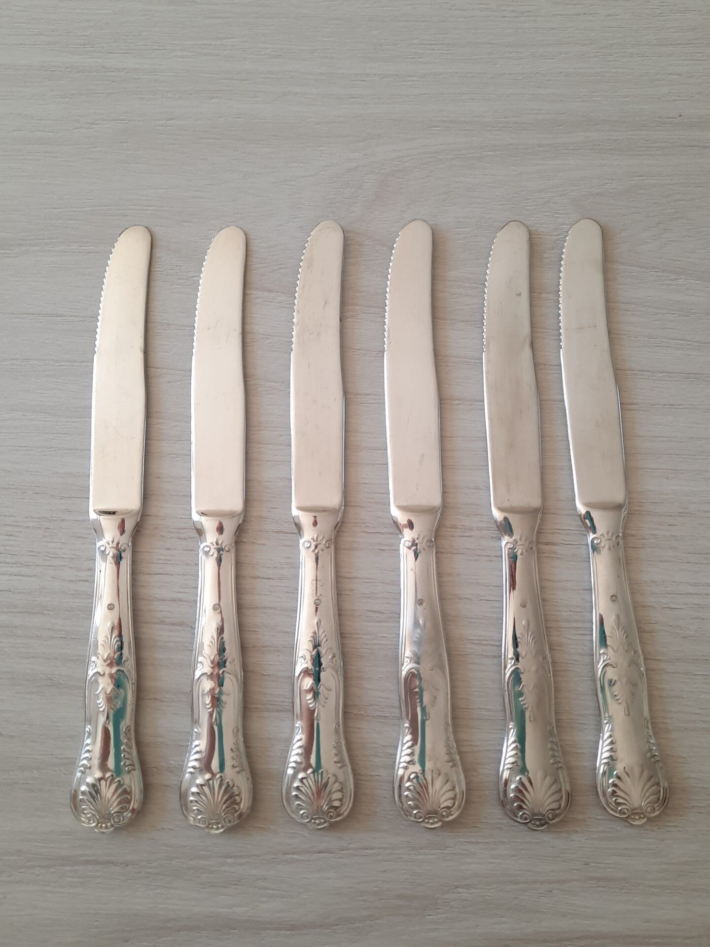 Set of 6 silver metal knives